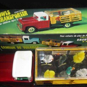 vintage MF985 CHEVROLET FARM FOWLS TRANSPORTER Tin Friction Toy Truck Chickens